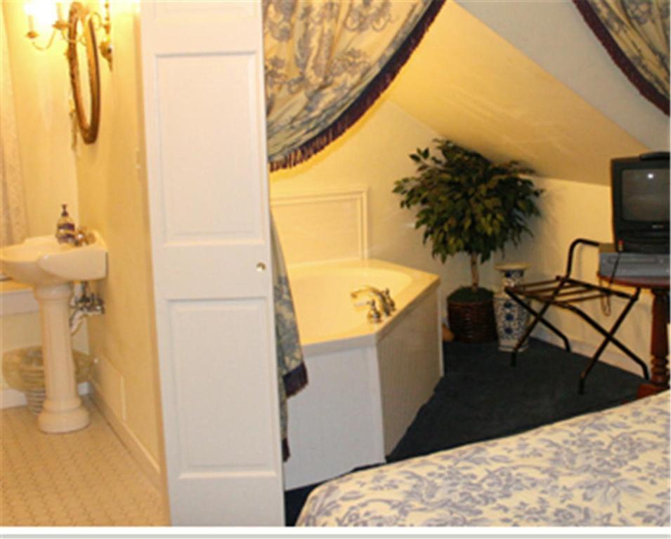 Queen Room with Spa Bath